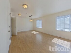 13058 Monaco Way in Thornton, CO - Foto de edificio - Building Photo