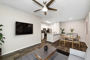 Dallas North Park in Dallas, TX - Building Photo