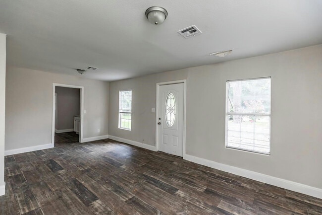 3035 W Lucas Dr in Beaumont, TX - Building Photo - Building Photo