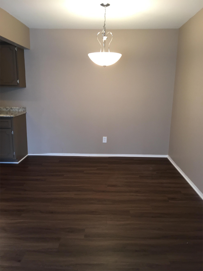 10030 W Nine Mile Rd-Unit -12 in Oak Park, MI - Foto de edificio - Building Photo