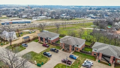 852 W Vanderbilt St in Stephenville, TX - Foto de edificio - Building Photo