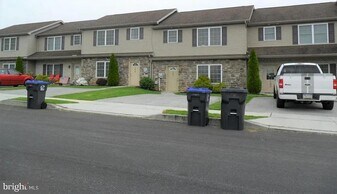 142 Sable Dr in Carlisle, PA - Building Photo