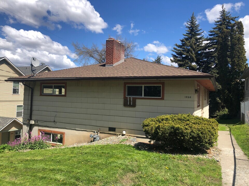 1050 NE Monroe St in Pullman, WA - Foto de edificio