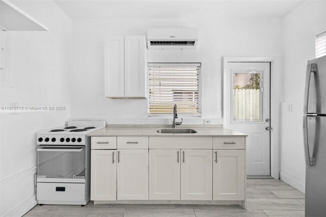 2822 Pine Tree Dr in Miami Beach, FL - Building Photo - Building Photo