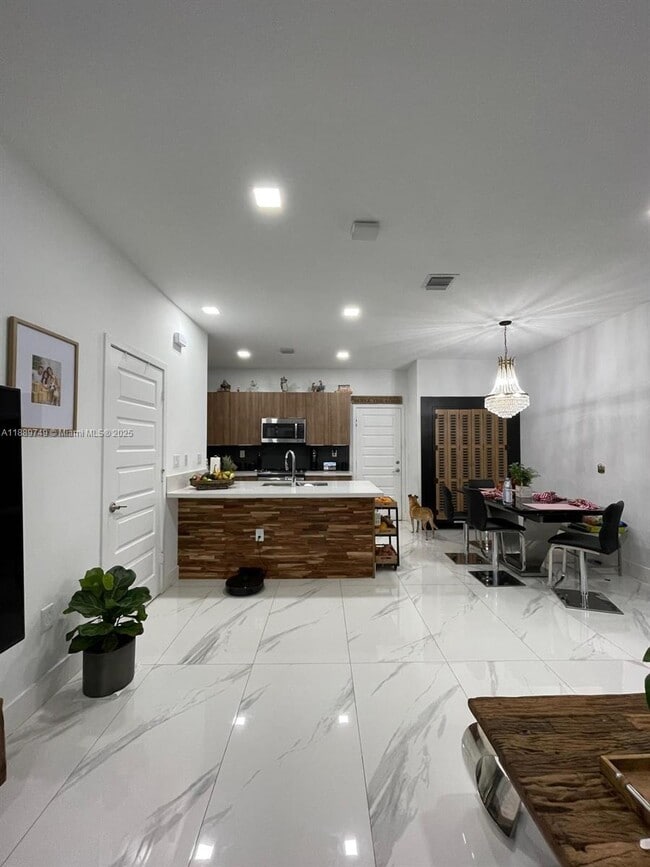8323 NW 49th St in Doral, FL - Building Photo - Building Photo