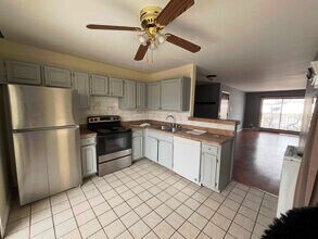 175 N Waters Edge Dr in Glendale Heights, IL - Building Photo - Building Photo