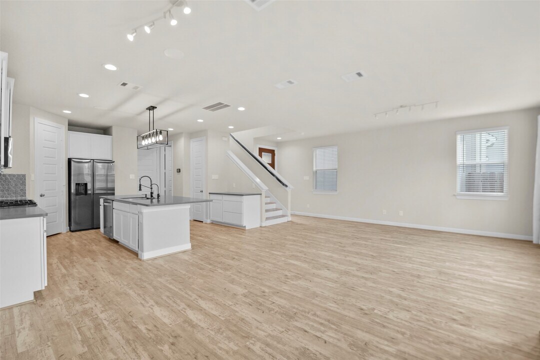 9911 Brickhouse Dr in Houston, TX - Building Photo