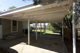 2425 N Locust St in Denton, TX - Building Photo - Building Photo