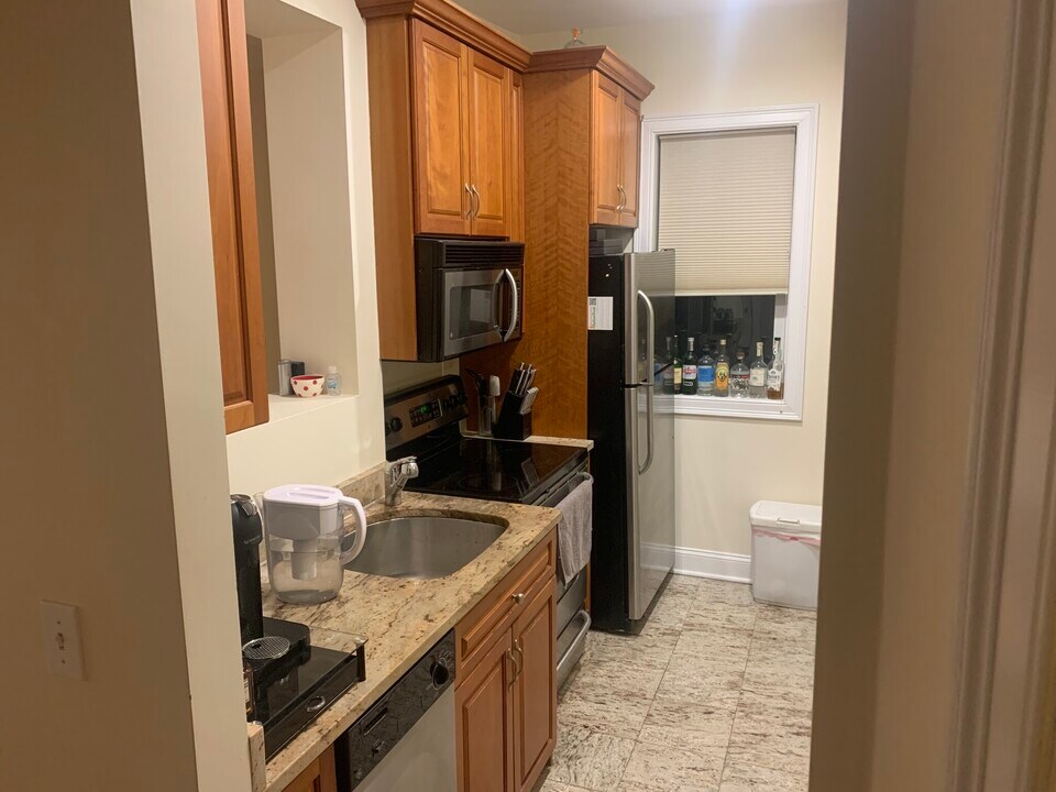 1867 Beacon St, Unit 5 in Brookline, MA - Foto de edificio