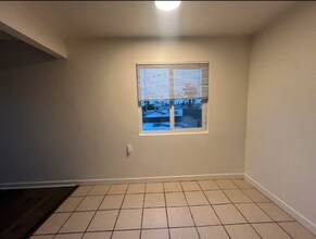 1348 W 92nd St in Los Angeles, CA - Foto de edificio - Building Photo