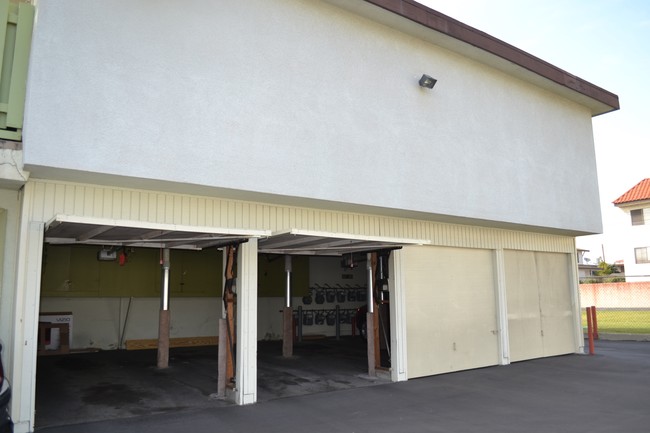 Rustic Gables in Monterey Park, CA - Foto de edificio - Building Photo