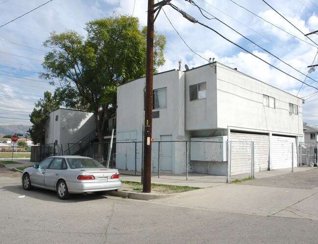 5887 Whitnall Hwy in North Hollywood, CA - Building Photo - Building Photo