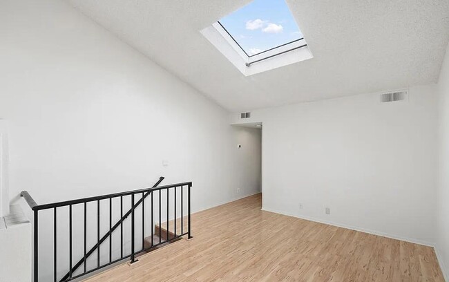 137 N Oak Knoll Ave in Pasadena, CA - Building Photo - Building Photo