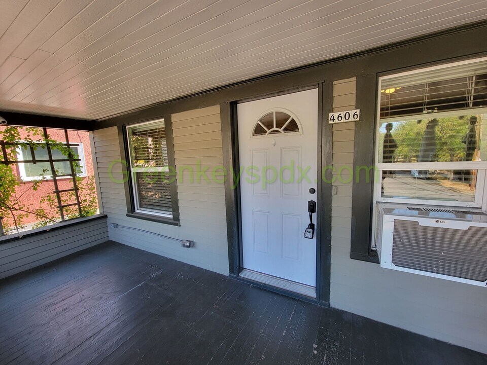 4606 NE Halsey St in Portland, OR - Building Photo