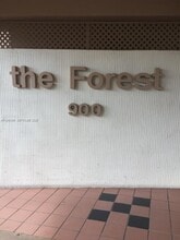 900 St Charles Pl in Pembroke Pines, FL - Building Photo - Building Photo