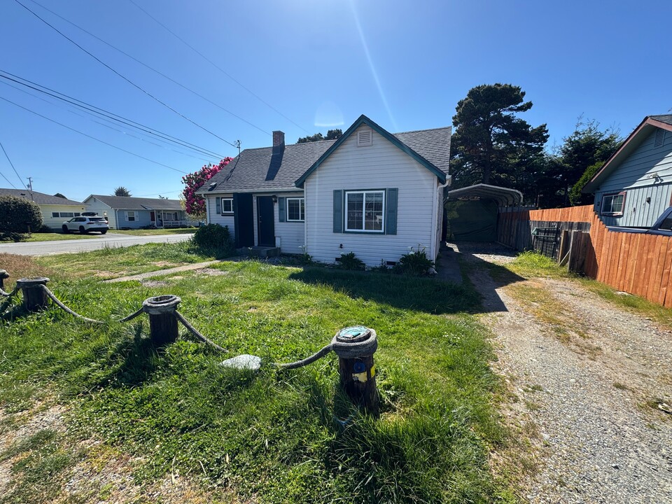 1007 Glenn St in Crescent City, CA - Building Photo