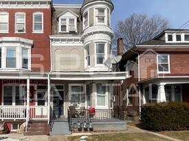 901 W King St in York, PA - Building Photo