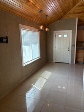 1116 Lakeshore Dr, Unit Studio in Canyon Lake, TX - Foto de edificio - Building Photo