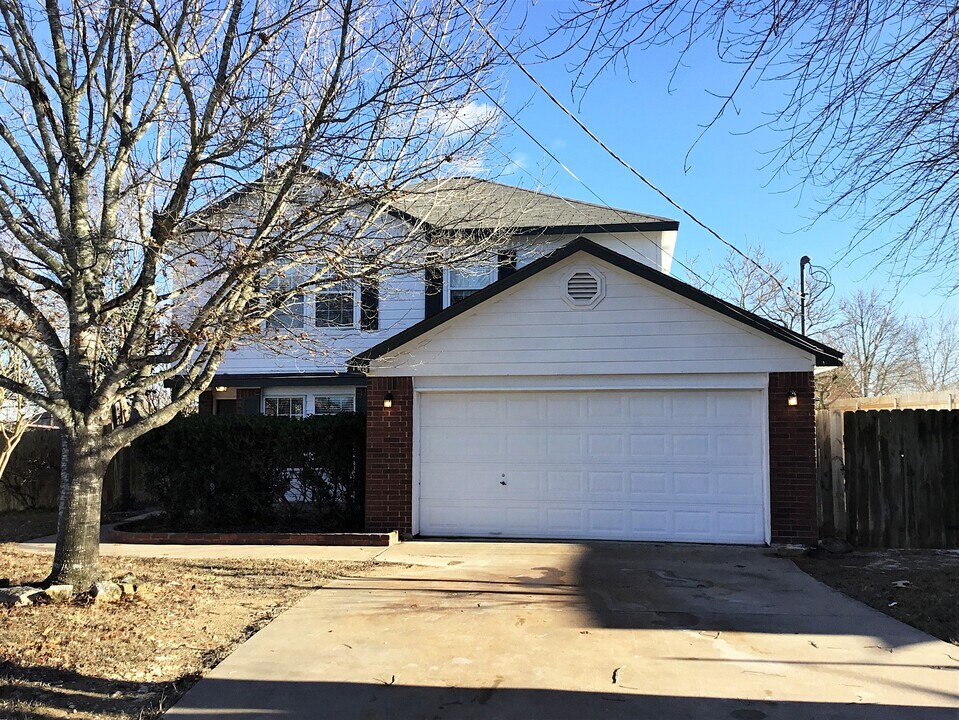 108 Briarwood Ct in Kyle, TX - Building Photo