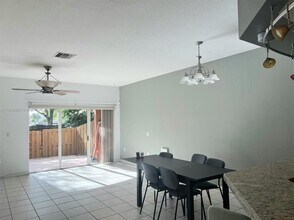 913 NW 100th Ave in Pembroke Pines, FL - Building Photo - Building Photo