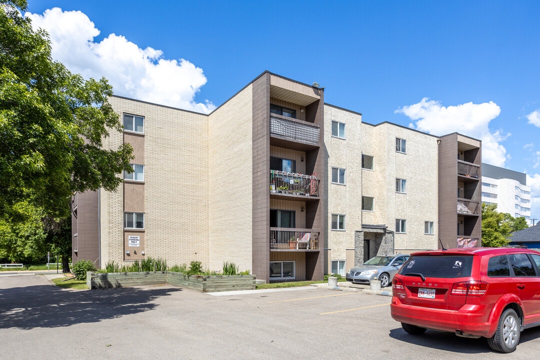 Essex Place in Red Deer, AB - Building Photo