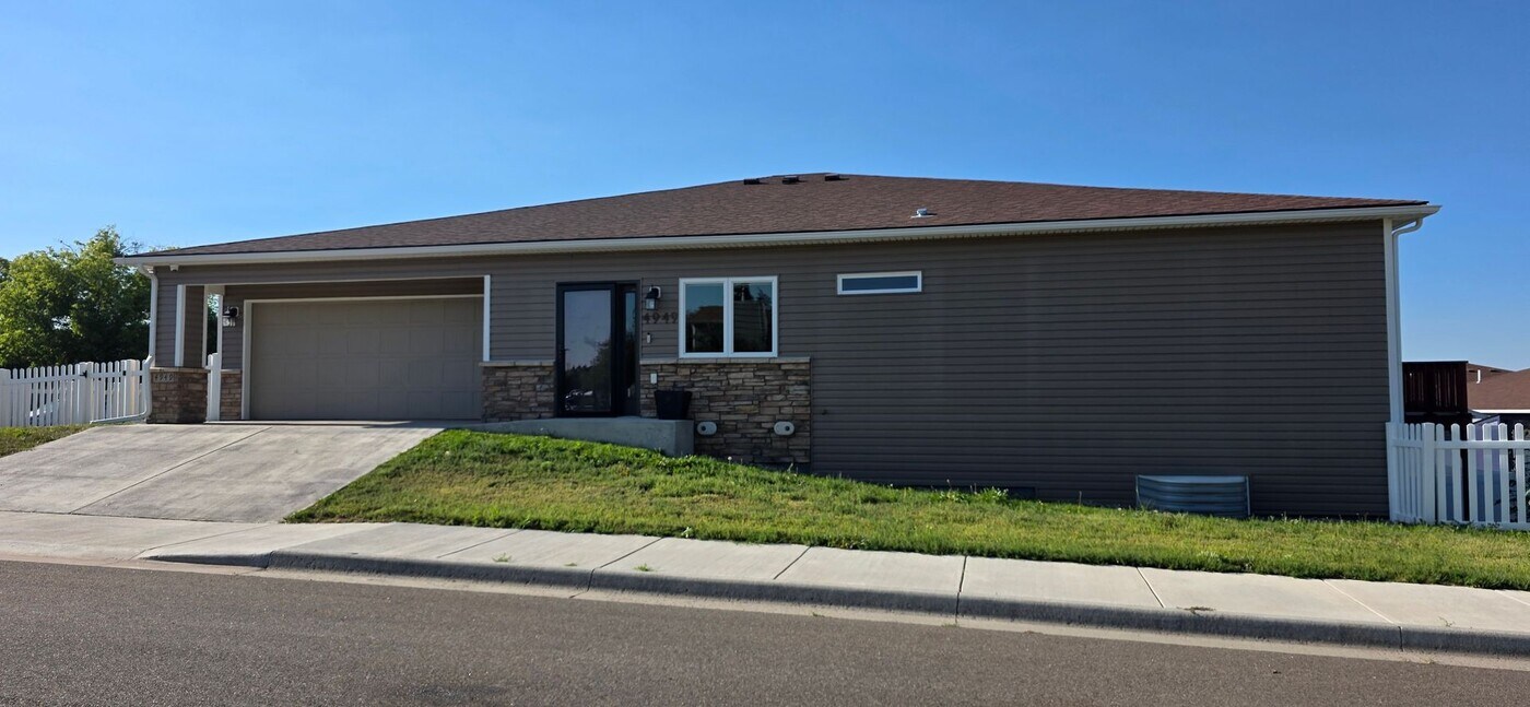 4949 Green River St in Cheyenne, WY - Foto de edificio