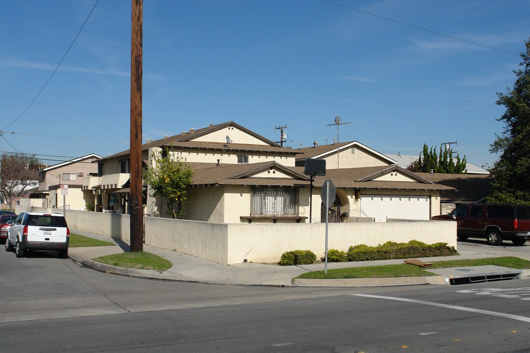 4241 Farquhar Ave in Los Alamitos, CA - Foto de edificio