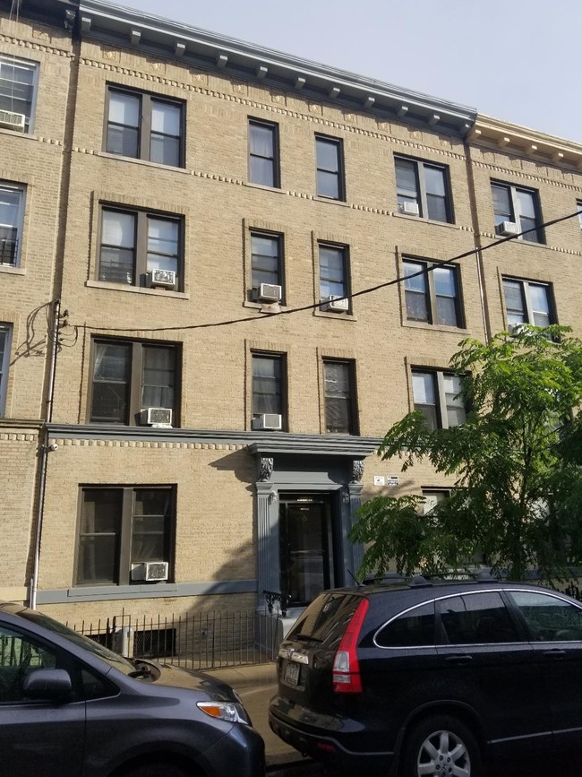 6130 Woodbine St in Ridgewood, NY - Building Photo - Building Photo