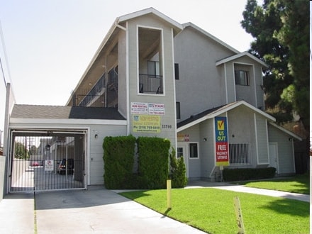 Greystone in Hawthorne, CA - Building Photo