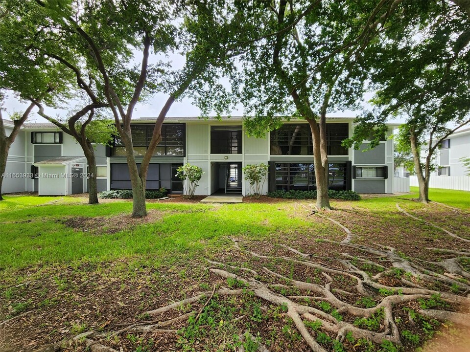 9723 Hammocks Blvd in Miami, FL - Building Photo