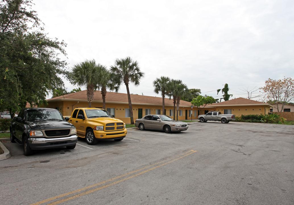 890 SW 9th St in Pompano Beach, FL - Building Photo