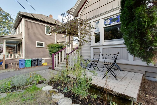 1913 SE Stark St in Portland, OR - Foto de edificio - Building Photo