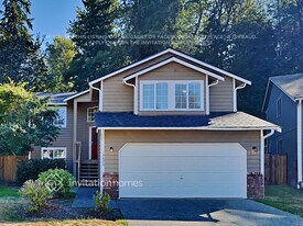 13826 93rd Ave E in Puyallup, WA - Building Photo