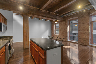 360 W Illinois St, Unit 10C in Chicago, IL - Building Photo - Building Photo