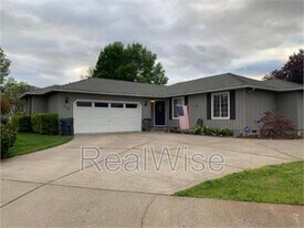 210 Sweetbrier Dr in Talent, OR - Building Photo