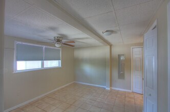 615 Shore Rd, Unit Apt 4 in Nokomis, FL - Building Photo - Building Photo