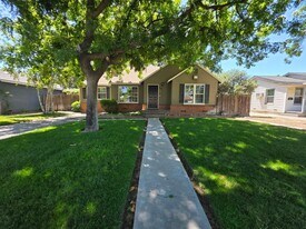221 Oakshire Ave in Modesto, CA - Building Photo