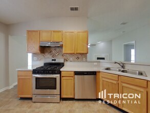 3424 International Village Dr W in Jacksonville, FL - Building Photo - Building Photo
