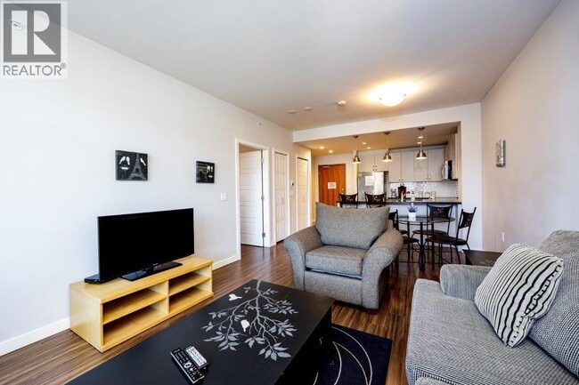 215 W 1st St in North Vancouver, BC - Building Photo - Building Photo