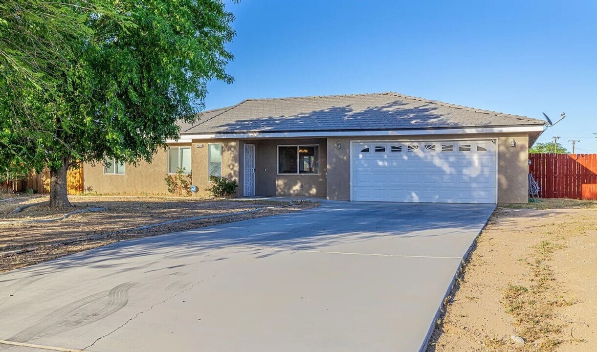 21540 Ives Dr in California City, CA - Building Photo