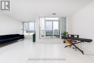 20-420 Inn On The Pk Dr in Toronto, ON - Building Photo - Building Photo