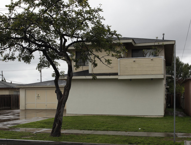 2087 Wallace Ave in Costa Mesa, CA - Foto de edificio - Building Photo