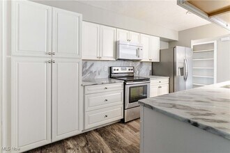 27 Landings Way in Avon Lake, OH - Building Photo - Building Photo