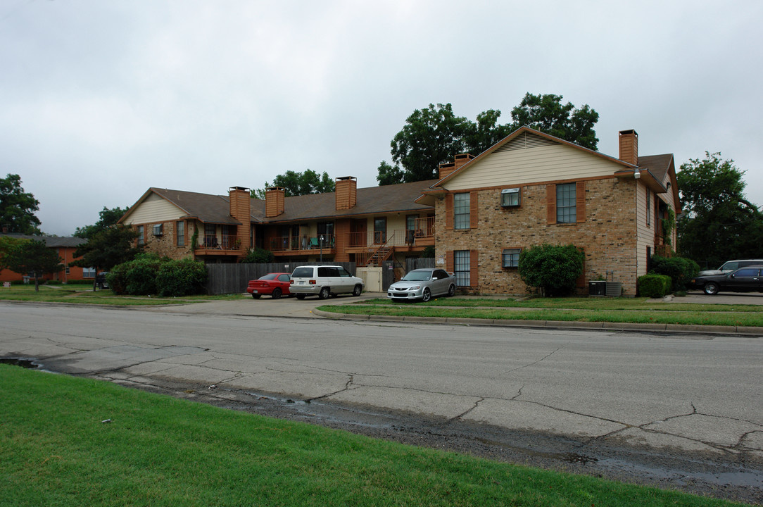 1603 N Garrett Ave in Dallas, TX - Building Photo