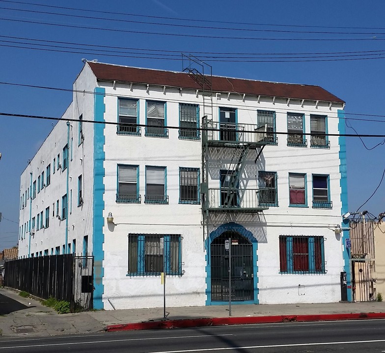 Pico Place in Los Angeles, CA - Building Photo