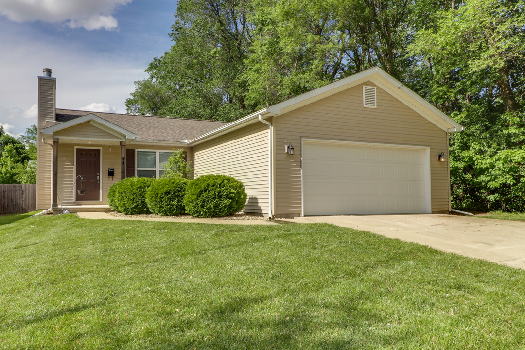 98 W Cypress St in Normal, IL - Building Photo
