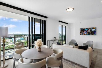 7144 Byron Ave in Miami Beach, FL - Foto de edificio - Building Photo