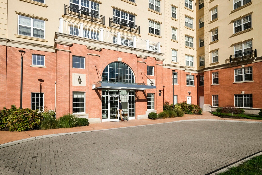 10 Byron Pl in Larchmont, NY - Building Photo