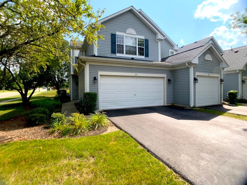 84 Harvest Gate Rd in Lake In The Hills, IL - Building Photo