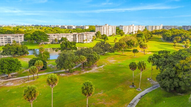 property at 3900 Oaks Clubhouse Dr